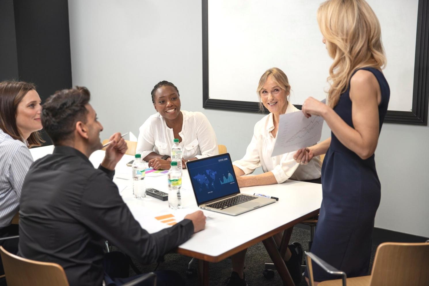 Teilnehmende arbeiten mit Finanzplänen