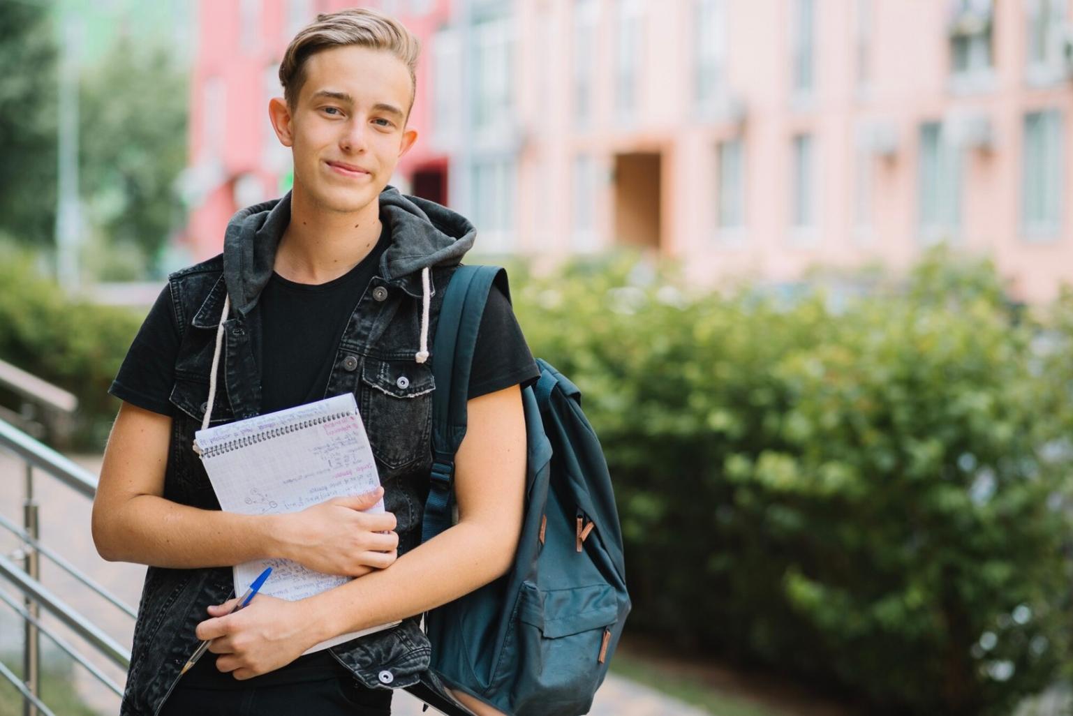 Menschen beim gemeinsamen Lernen über Finanzthemen in entspannter Atmosphäre